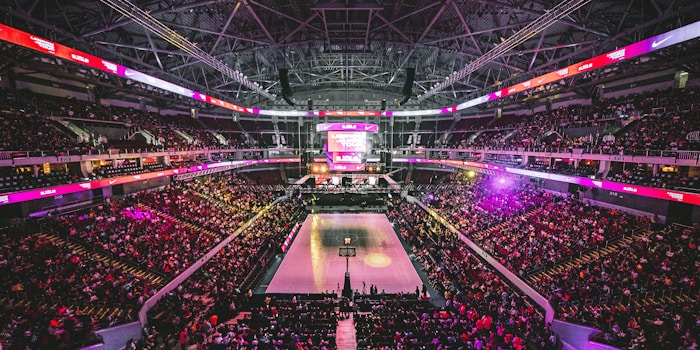 熊猫体育平台多设备展示高清无插件体育直播画面，包括足球、篮球、电竞赛事